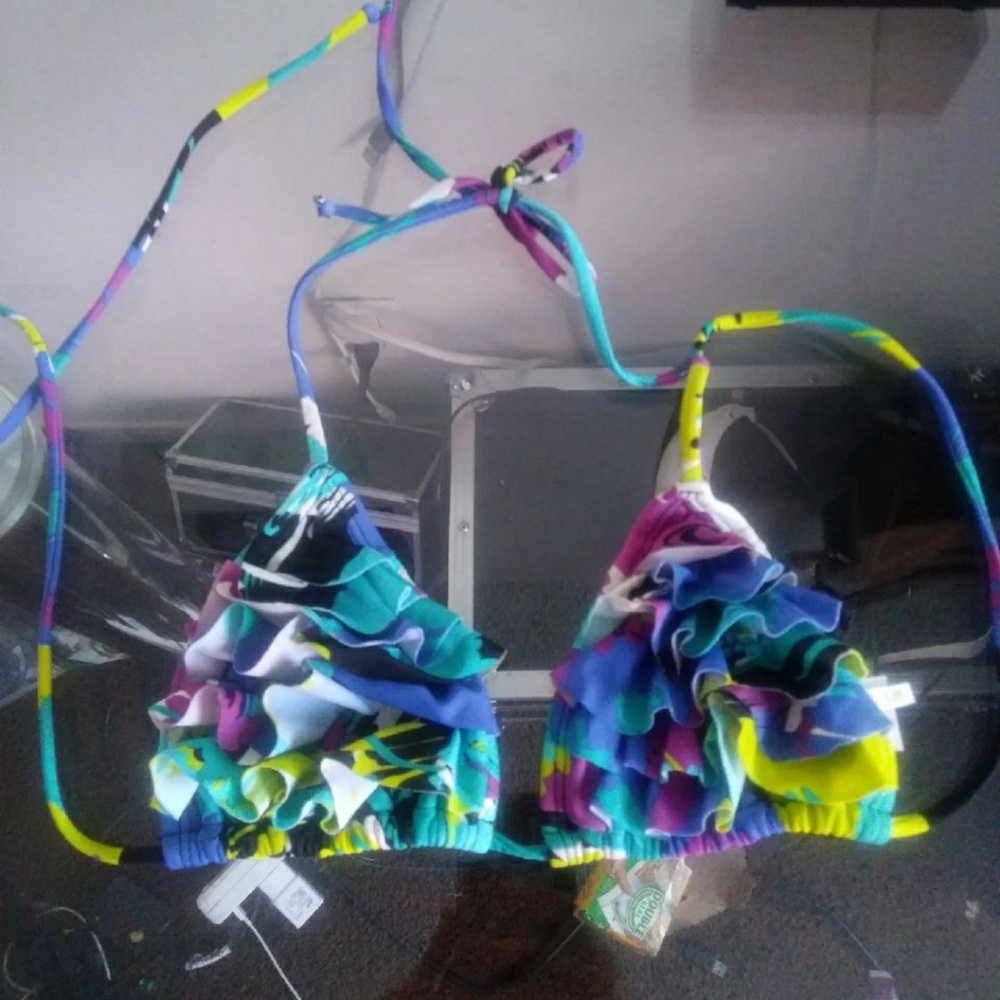 Super Cute O'NEILL Ruffles Bikini Top